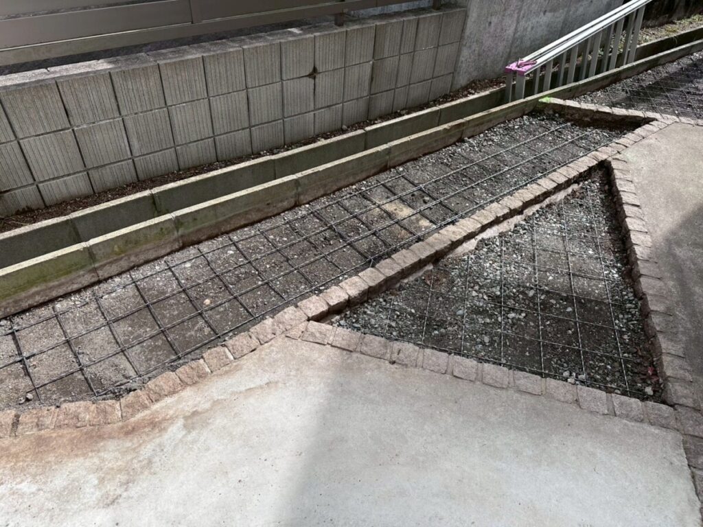 通路部分に砕石が敷かれ、その上から四角い鉄の網であるワイヤーメッシュが隙間なく設置されている下地写真