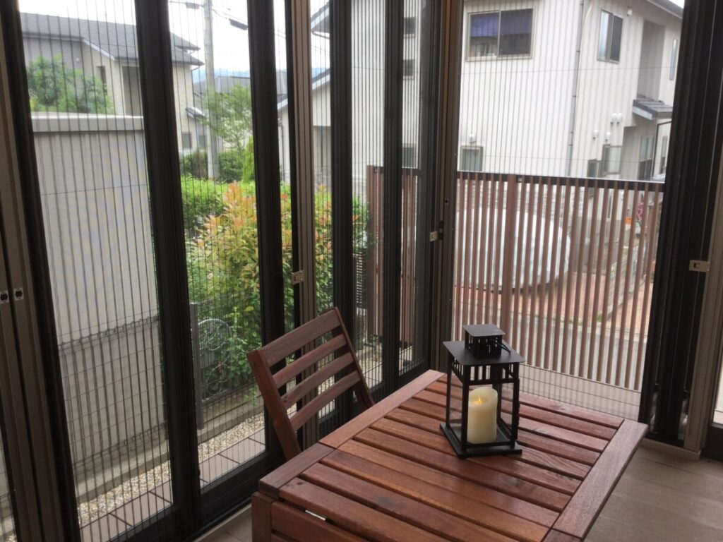 サンルームに置かれたテーブルセット