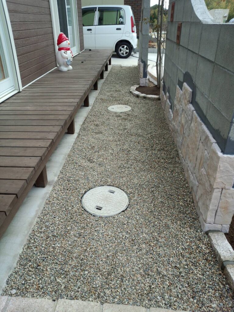 施工後:防草工事と歩きやすい砂利の厚さに調整した外構