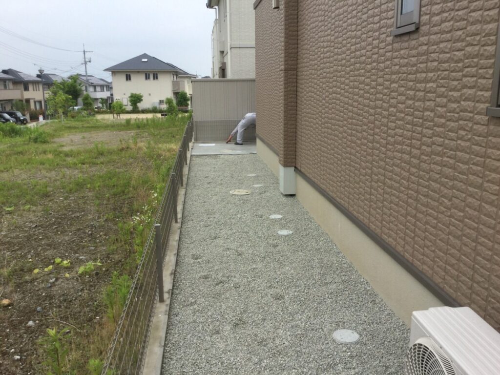 防草シートの上に砂利を敷き詰めた完成後の裏庭