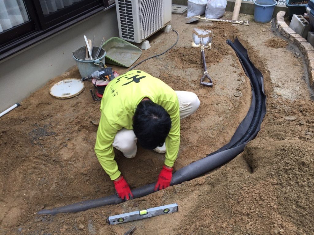 水はけ改善のため地中に透水管を埋設している暗渠排水の施工