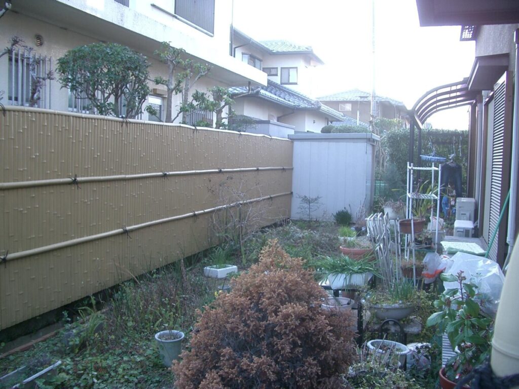 雨の翌日にぬかるんで足元が悪かった施工前のお庭