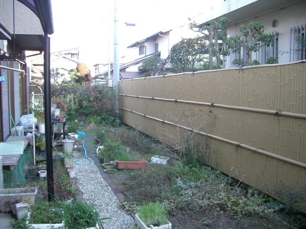 雑草が生えて手入れが追いつかないリフォーム前の庭