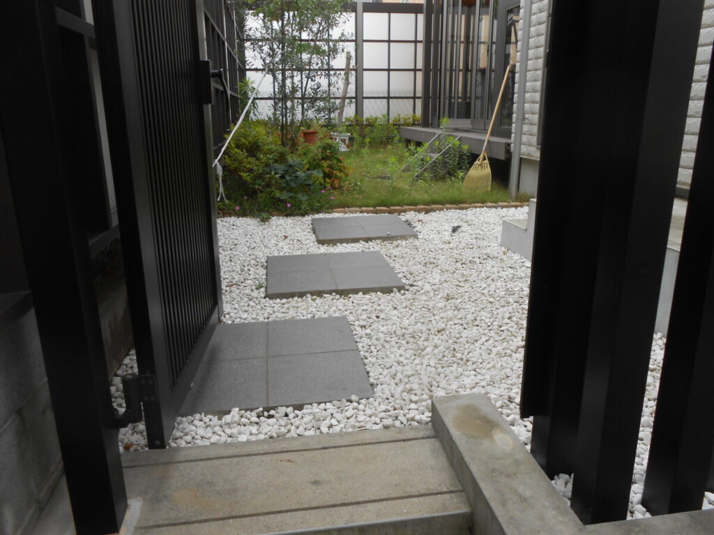 庭リフォーム前:水はけが悪く足元が汚れてしまう状態