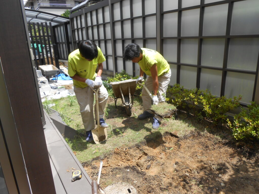 芝生を丁寧に撤去している作業風景