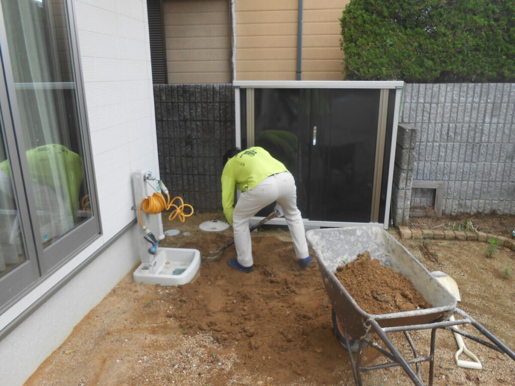 土の中の雑草の種を取り除き下地を整える作業