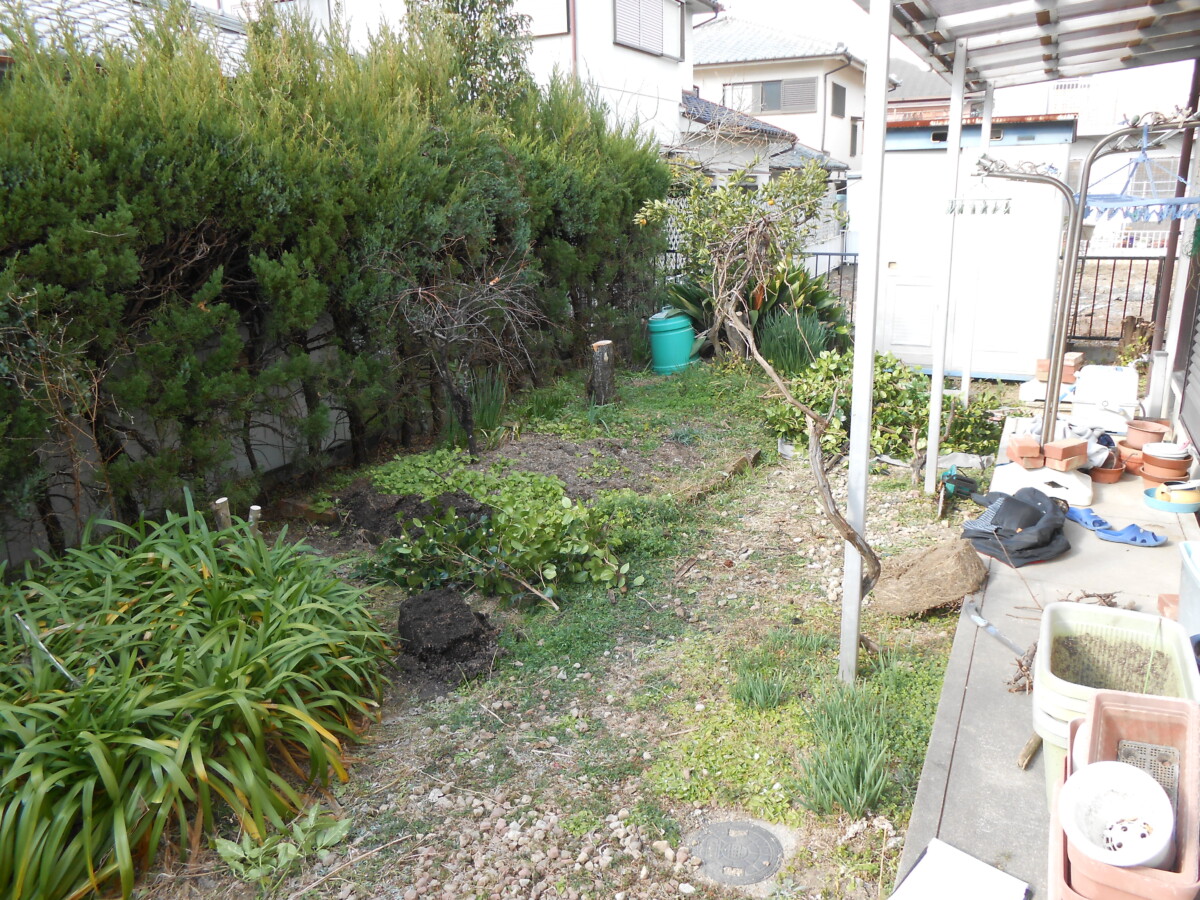 上牧町での庭リフォーム前の雑草対策だらけのお庭