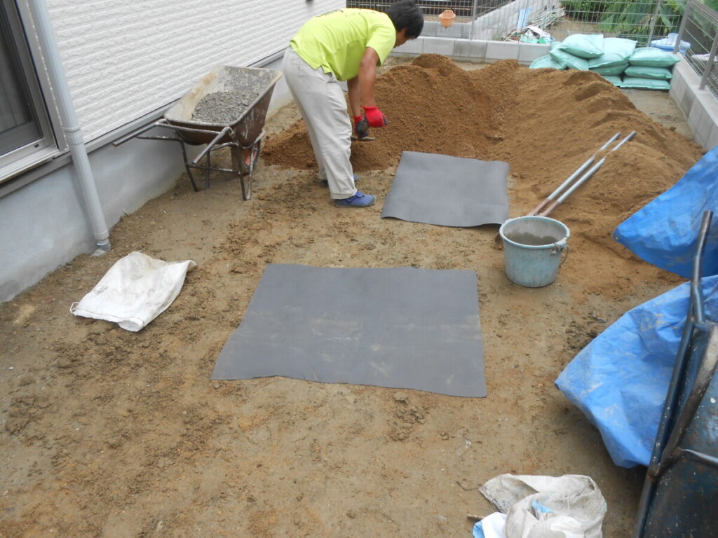掘った穴に透水シートを被せて雨水を通しやすくする施工