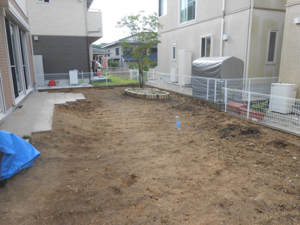 平らに整地して歩きやすくする作業