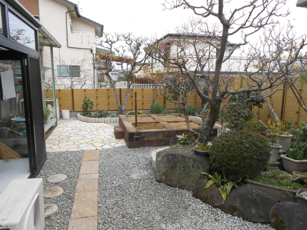 雑草がなくなり、枕木花壇と白川石のコントラストが美しい大和郡山市のお庭