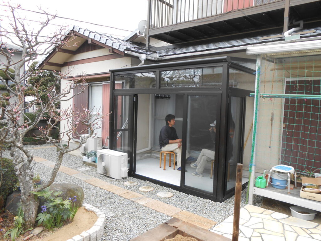 透明な屋根パネルを採用し、太陽の光がたっぷり差し込むサンルームの内部