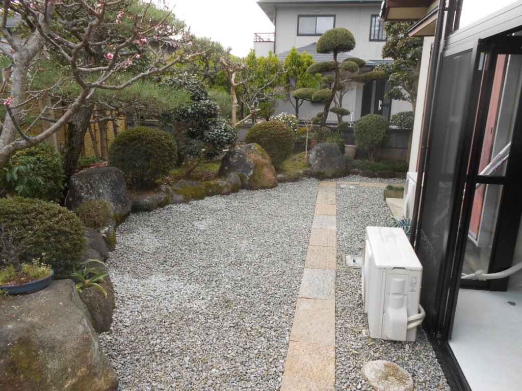 防草シートの上に敷き詰めた白川石。土埃が少なく防草効果を長持ちさせます