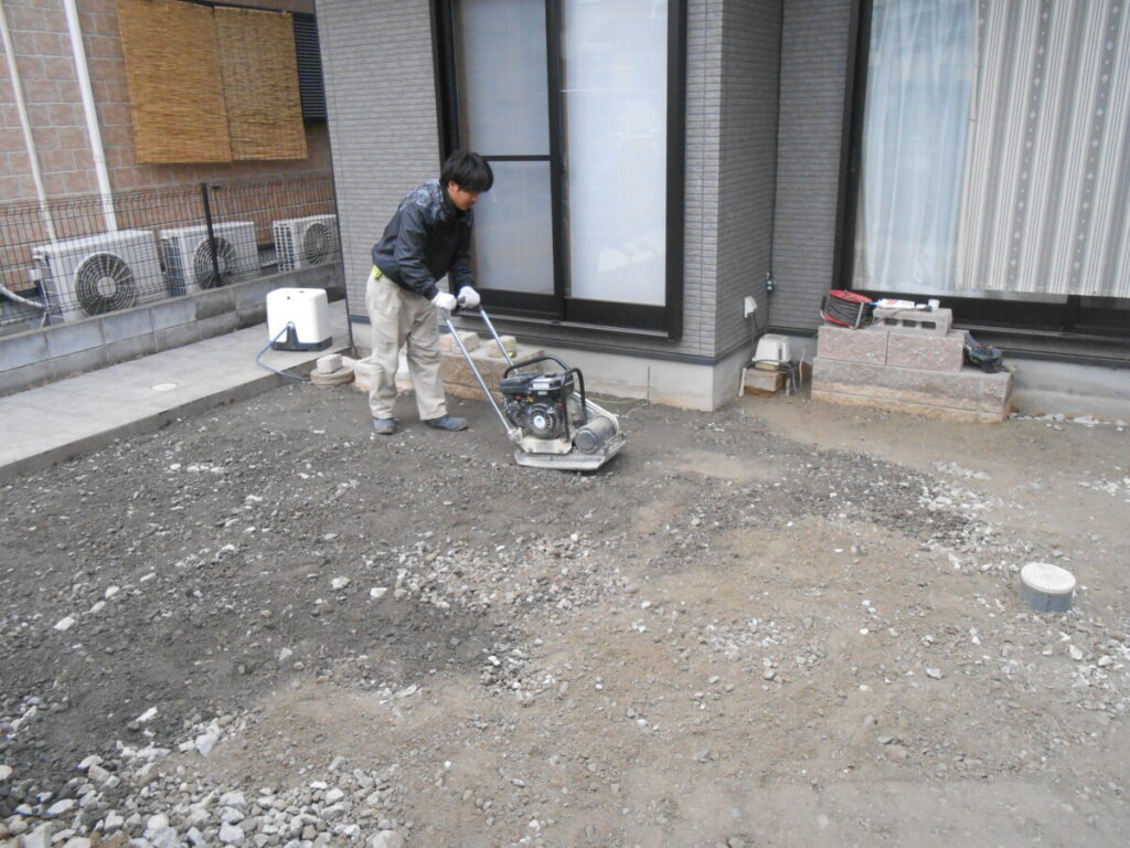 砂と石が混じったクラッシャーを敷き踏み固めた丈夫なコンクリート土台