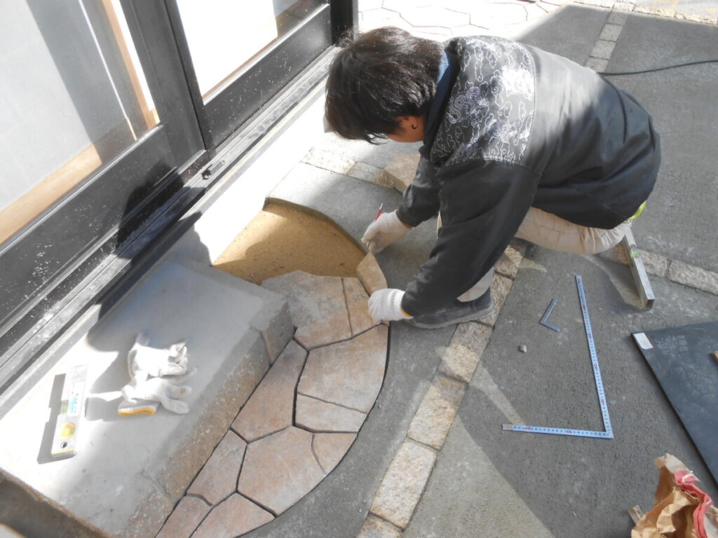 端の部分も手作業で形を合わせて隙間なく並べた敷石
