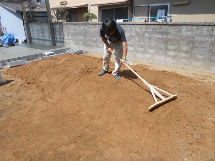 駐車場のぬかるみを改善して 水はけを良くする工事