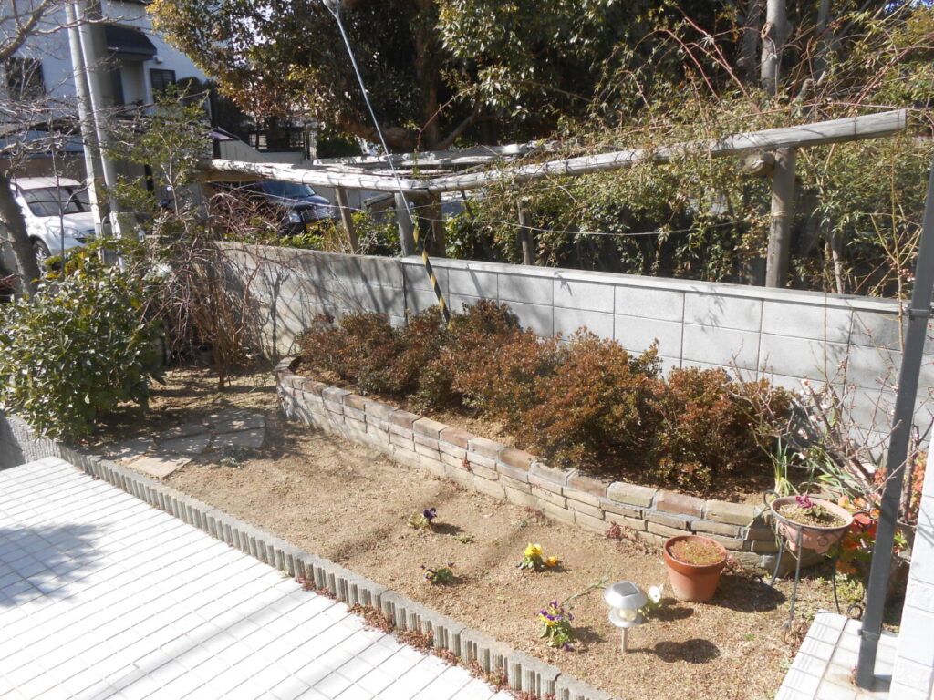サツキを移植して、ワイヤーを隠すようにバランスよく配置しました。