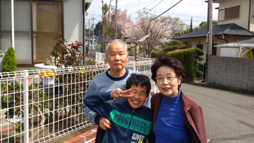 大和郡山市でメッシュフェンス外構工事をご依頼いただいたお客様との記念写真