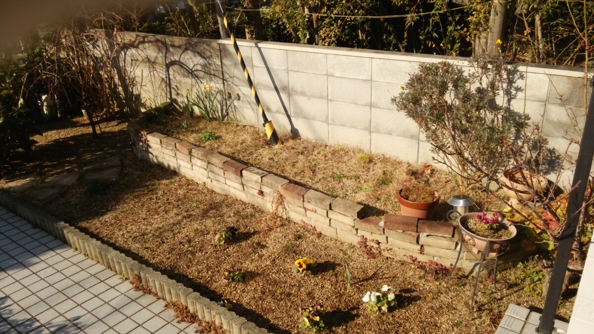 花壇の真ん中にある見栄えの悪いトラ柄の電線ワイヤー