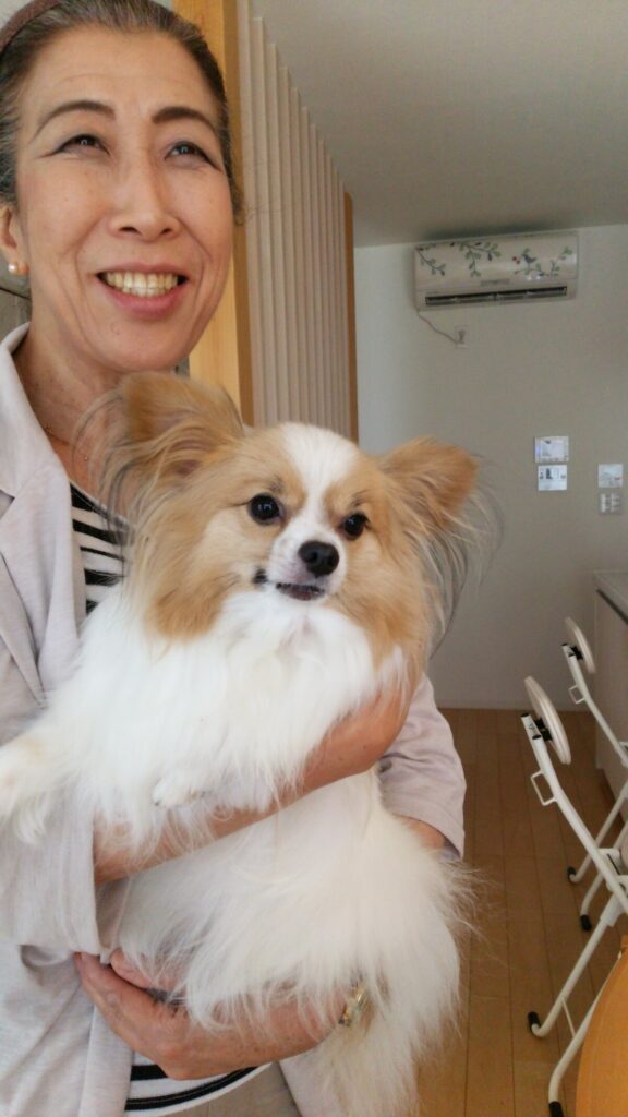 O様の愛犬ナナちゃんを抱っこしている様子