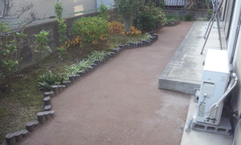 固まる土で雑草対策をした施工後。水はけは良好。