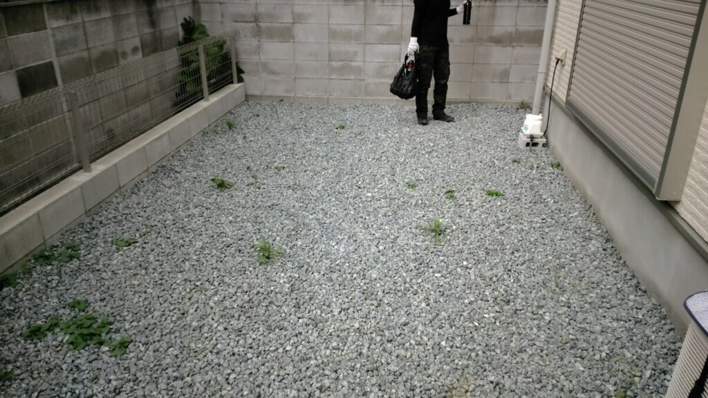 施工前の庭の状況：このままでは雑草が生えやすく雨の日の泥汚れも気になる状態