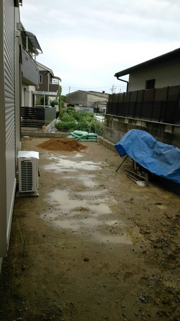 雨が降って水がはけずに水たまりができている状態