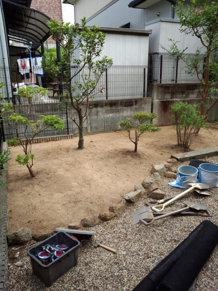 根を取り除き平らに整地した庭
