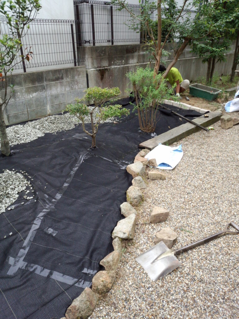 隙間からの雑草を防ぐためつなぎ目にテープを貼った防草シート