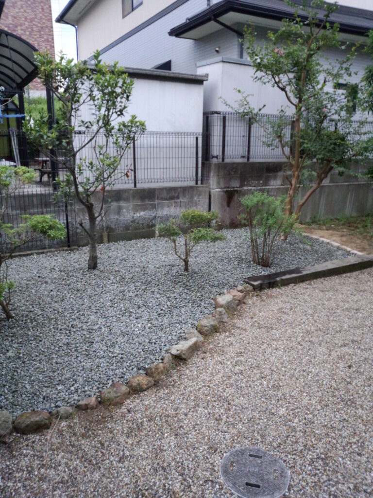 紫外線から防草シートを守る砂利敷きの仕上げ