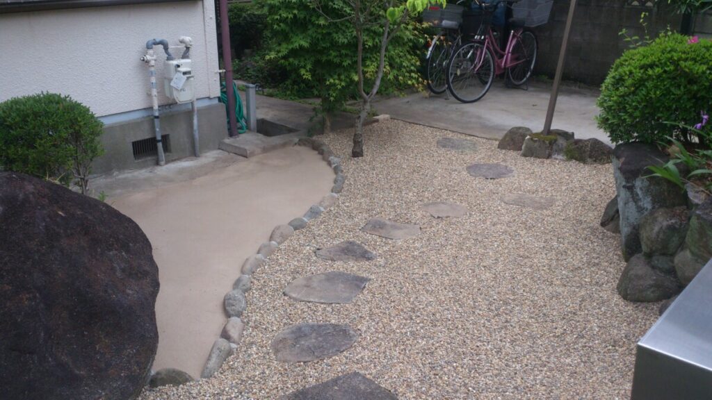 施工後:飛び石の位置を変えスムーズにガレージへ出入りできるようになった通路