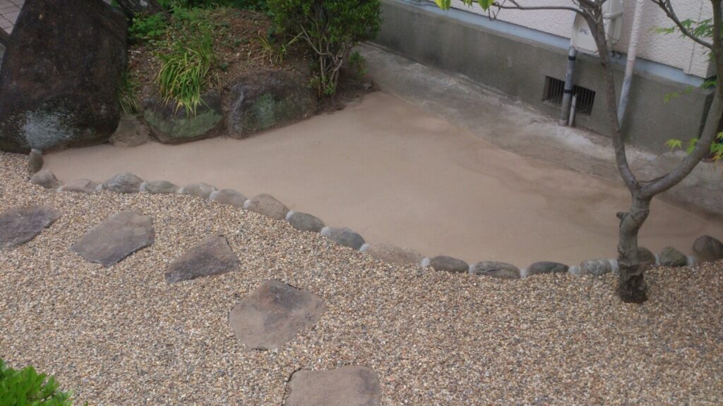 ゲリラ豪雨対策として固まる土と目地の高さを合わせ水はけを改善した箇所