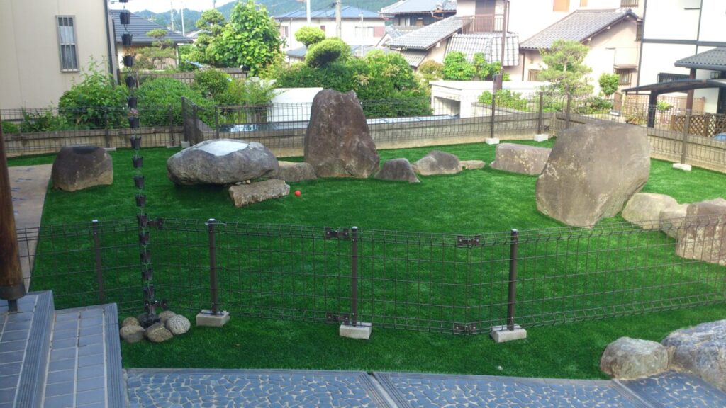 雑草対策になり見た目も自然な人工芝の施工風景