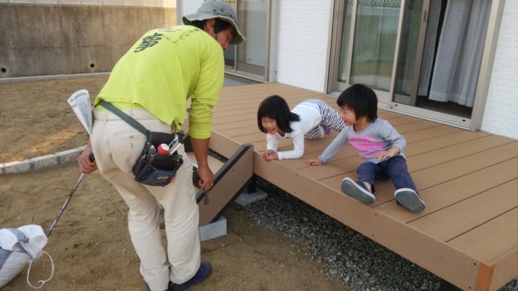 ウッドデッキからお庭へとつながる動線で遊ぶお子様