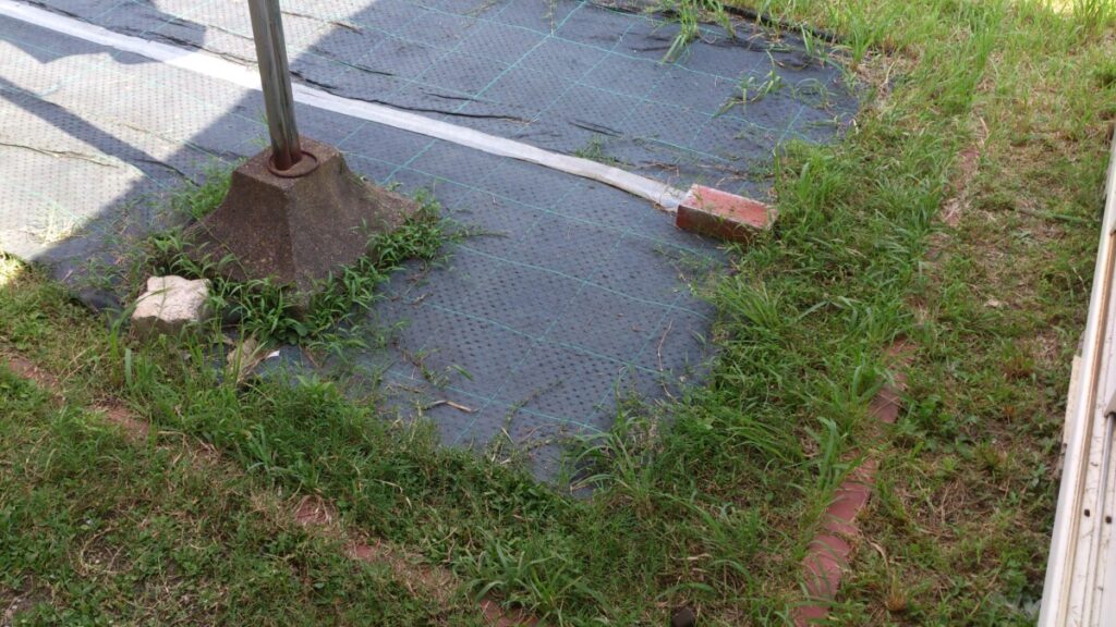 目が粗く突き破られそうになっていた家庭用の防草シート