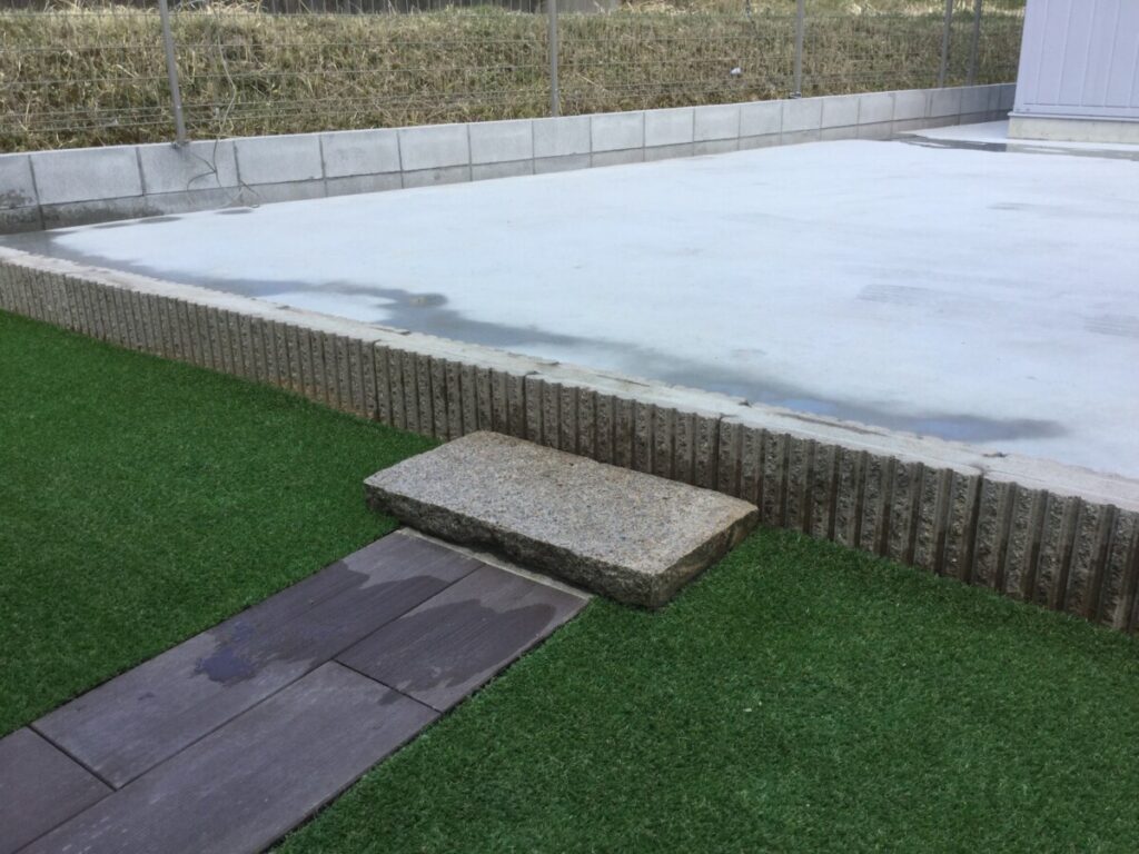 溝の上に蓋をつけて通りやすくした腐らない通路