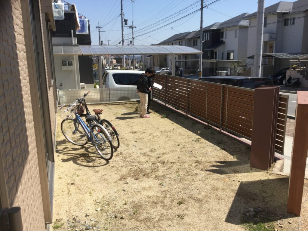 自転車を置いていた施工前の横庭