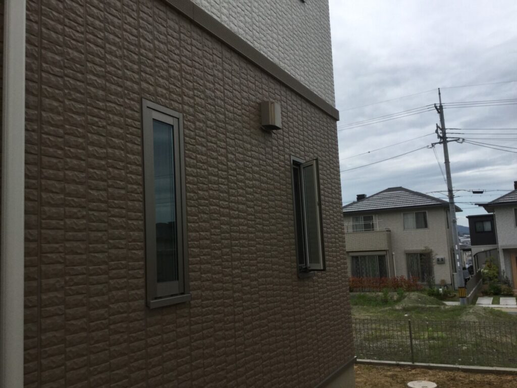 庇がないため雨が吹き込みやすいキッチンの窓