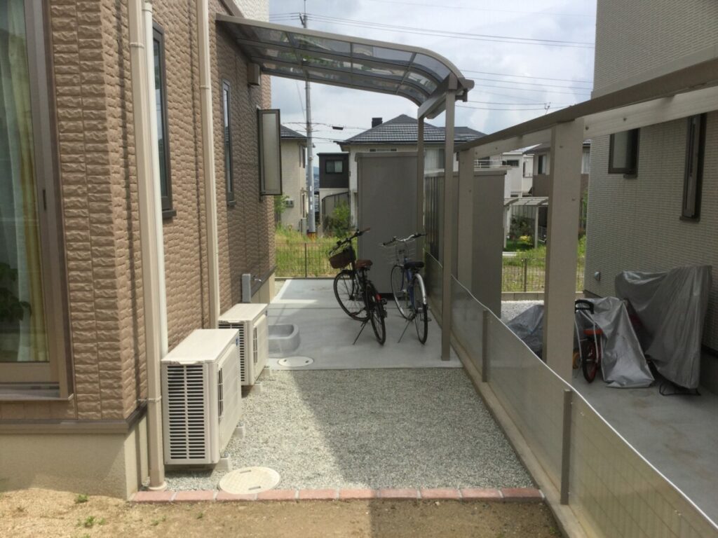 テラス屋根とコンクリート床を設置した自転車置き場