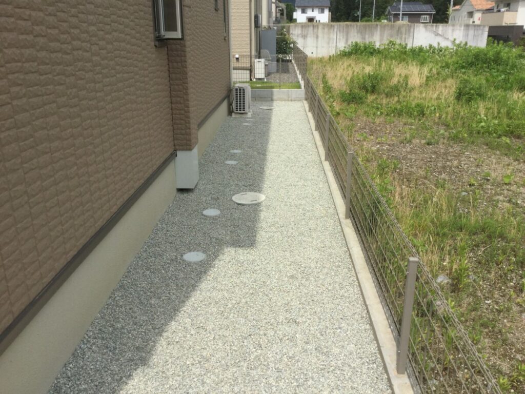 雑草の根っこや種を取り除くための掘削作業