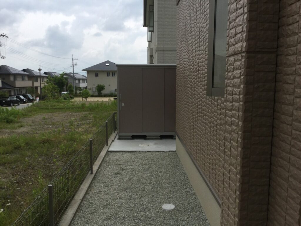 コンクリートを打設して設置した物置