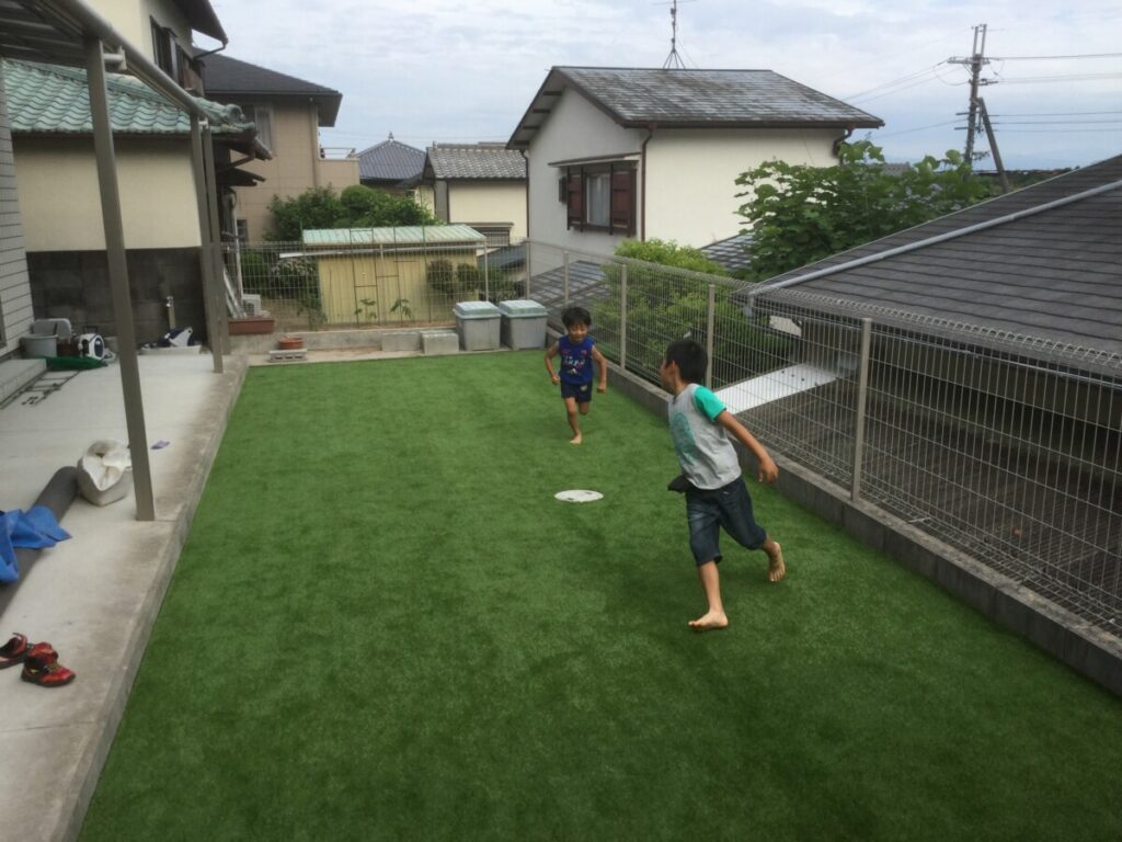 完成した人工芝のお庭で早速元気に走り回って遊ぶお子様