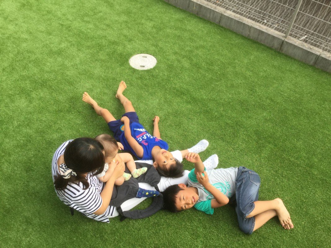 人工芝で遊ぶ家族