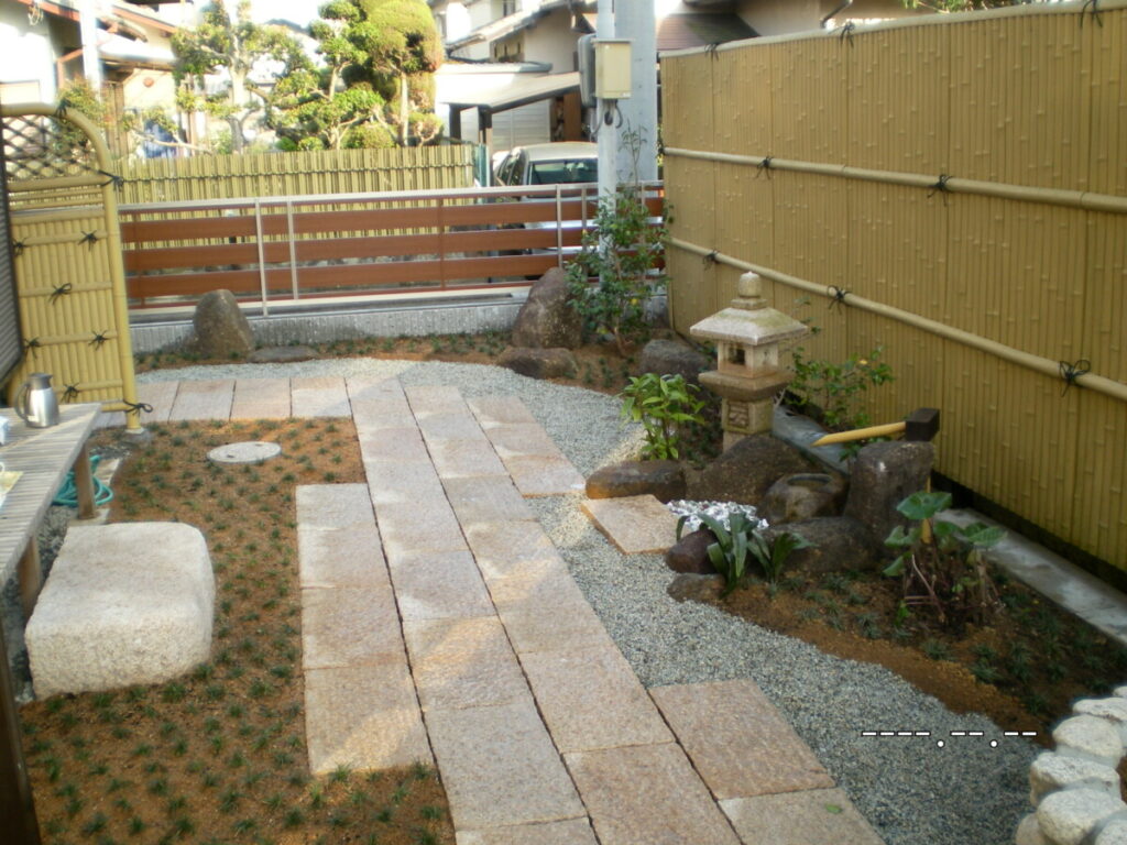 和室から見える和風なお庭の景色