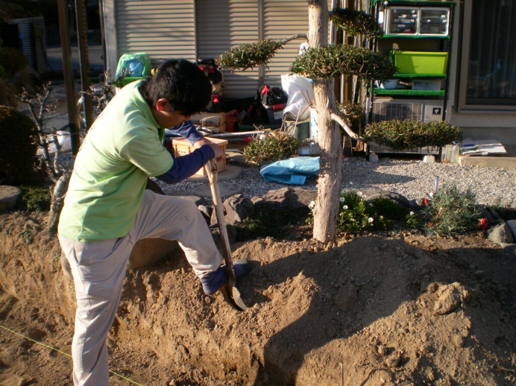 地中のガス管や配管を傷つけないよう手作業で慎重に掘削している様子