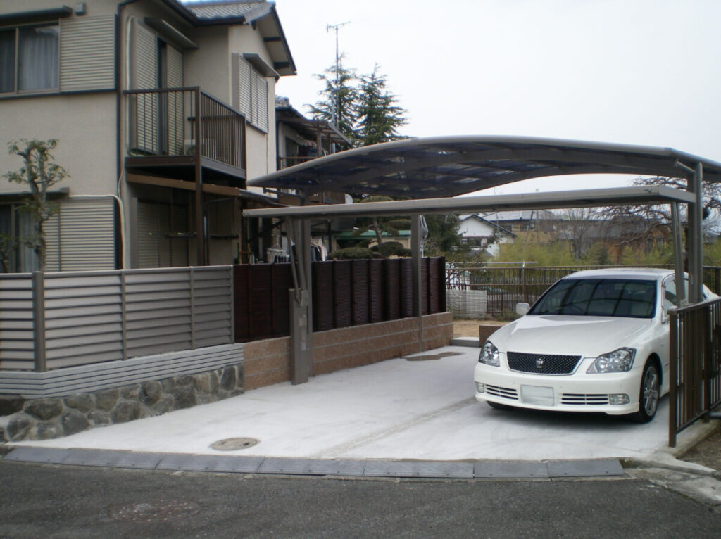 車の中からリモコンでオーバードアを開閉しているイメージ