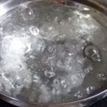 雑草に熱湯をかける