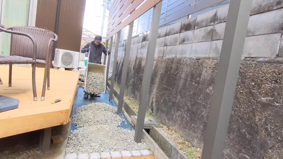 人目につきにくい通路は防草シートと砂利で仕上げた例