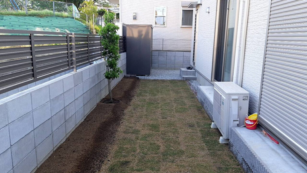 家側から見た完成後の庭。天然芝TM9の先に物置が見える