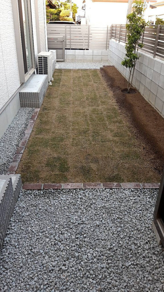 完成後の庭を縦に見たところ。手前に白川砂利、奥に天然芝TM9が続く