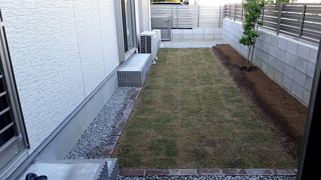 施工前と同じ向きから見た完成後の庭。土だった場所が天然芝TM9に変わっている